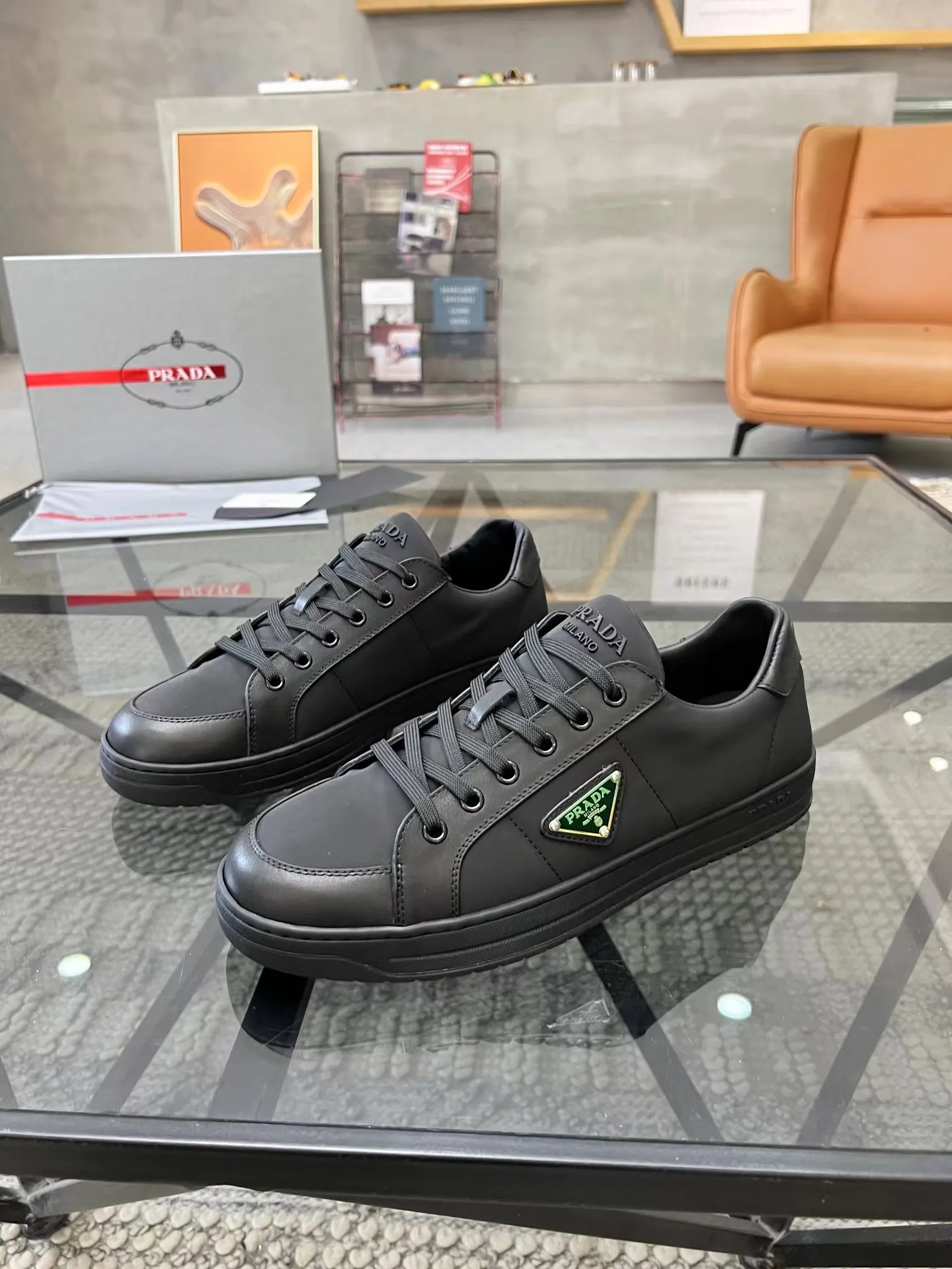 P380 38-45 Prada Prada’s new men’s leather sneakers, the highest version on the market, any comparison is welcome🆚! The original leather has excellent texture and is super high-end! Fetal sheep net lining imported from Italy, removable pad! Luxurious materials and fine workmanship, highly recommended!